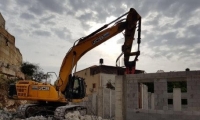 جرافات بلدية كفرقاسم تهدم منزل معاذ بدير في المنطقة الغربية